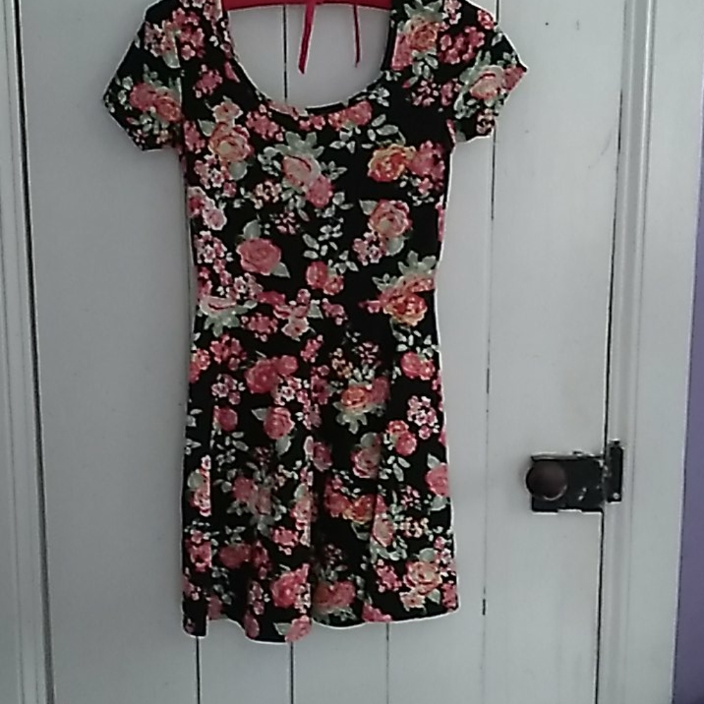 A short flower print dress